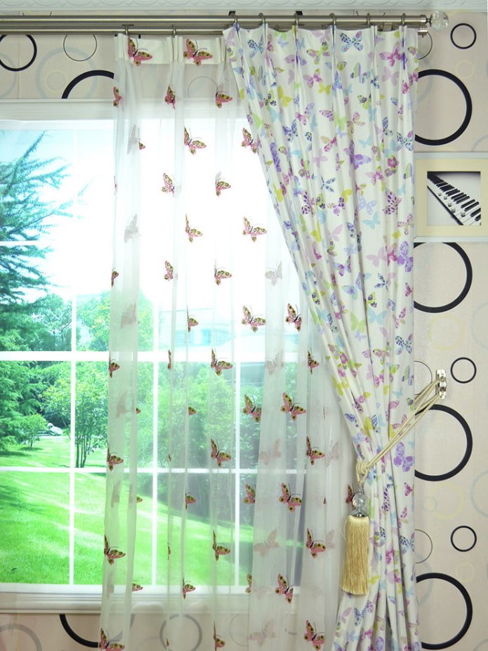 tende con farfalle all'interno