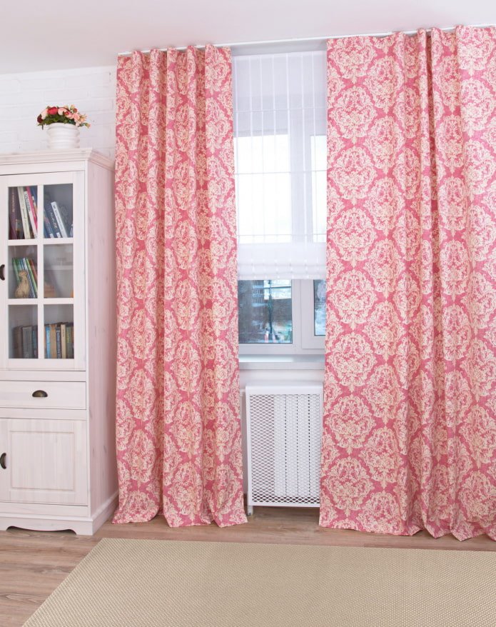 tende con motivo a monogramma all'interno