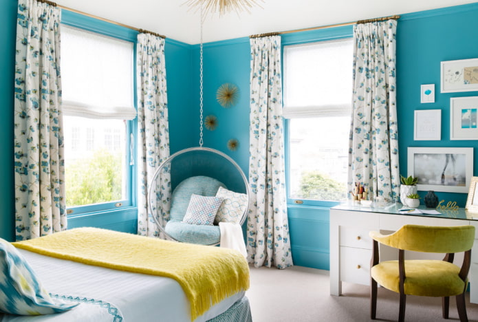 tende con fiori nell'interno della camera da letto