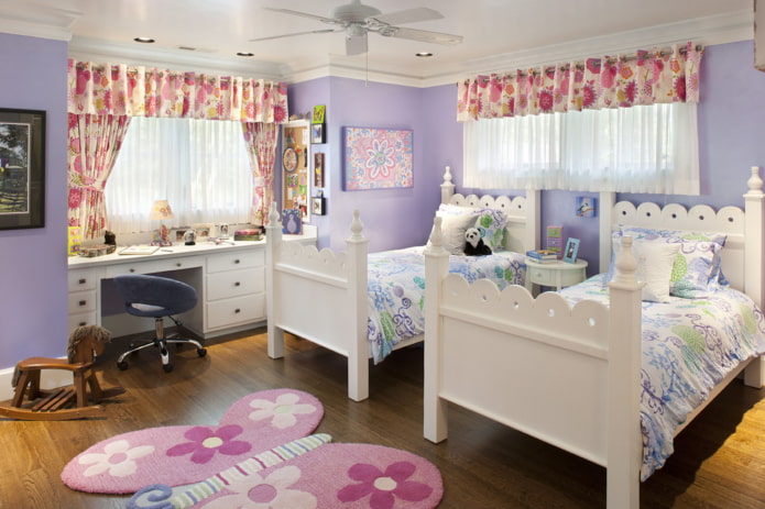 tende con fiori all'interno di una cameretta per bambini
