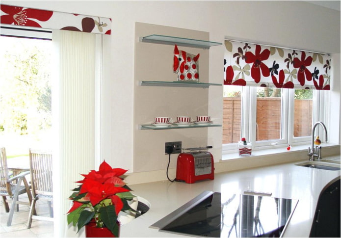 tende con fiori nell'interno della cucina