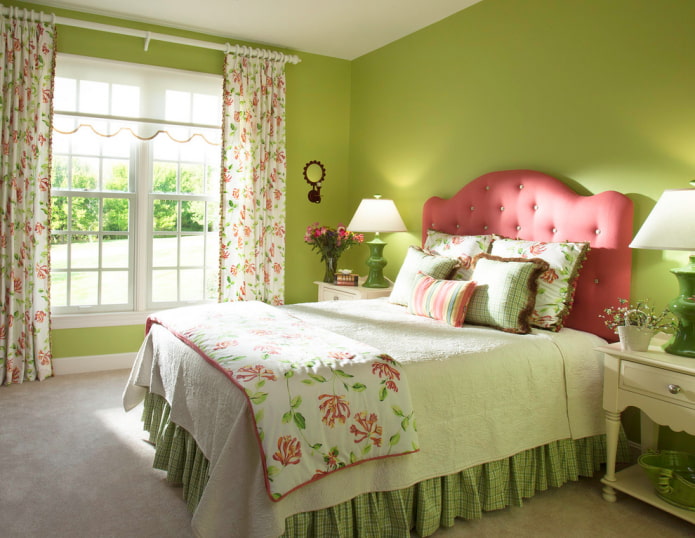 tende con fiori nell'interno della camera da letto