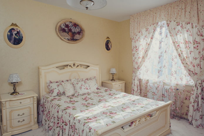 tende con rose all'interno della camera da letto