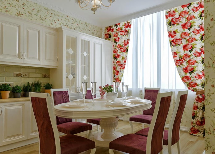 tende con peonie negli interni della cucina