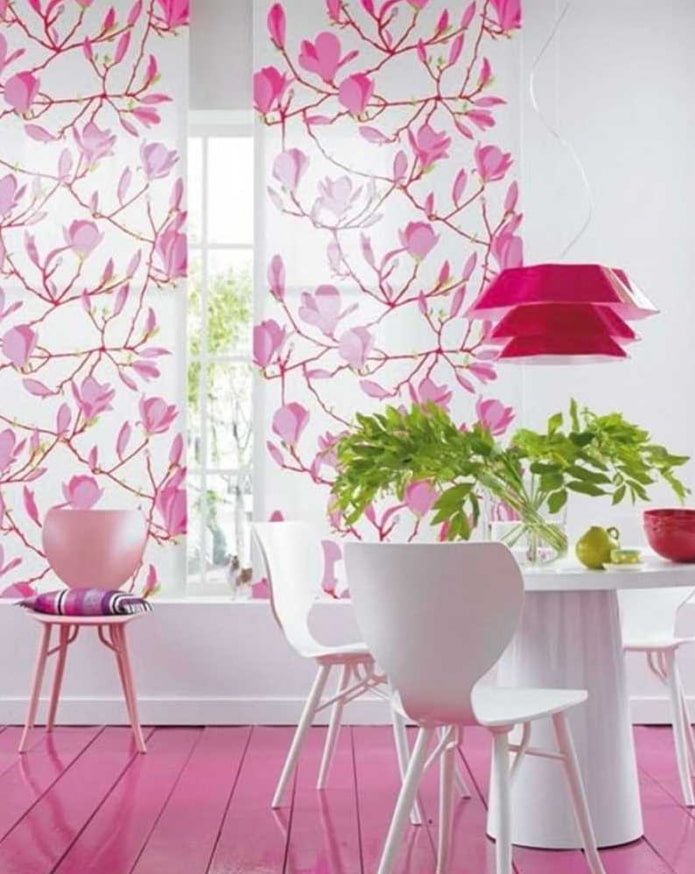 tende con stampa floreale rosa