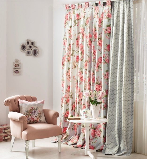 tende con rose all'interno