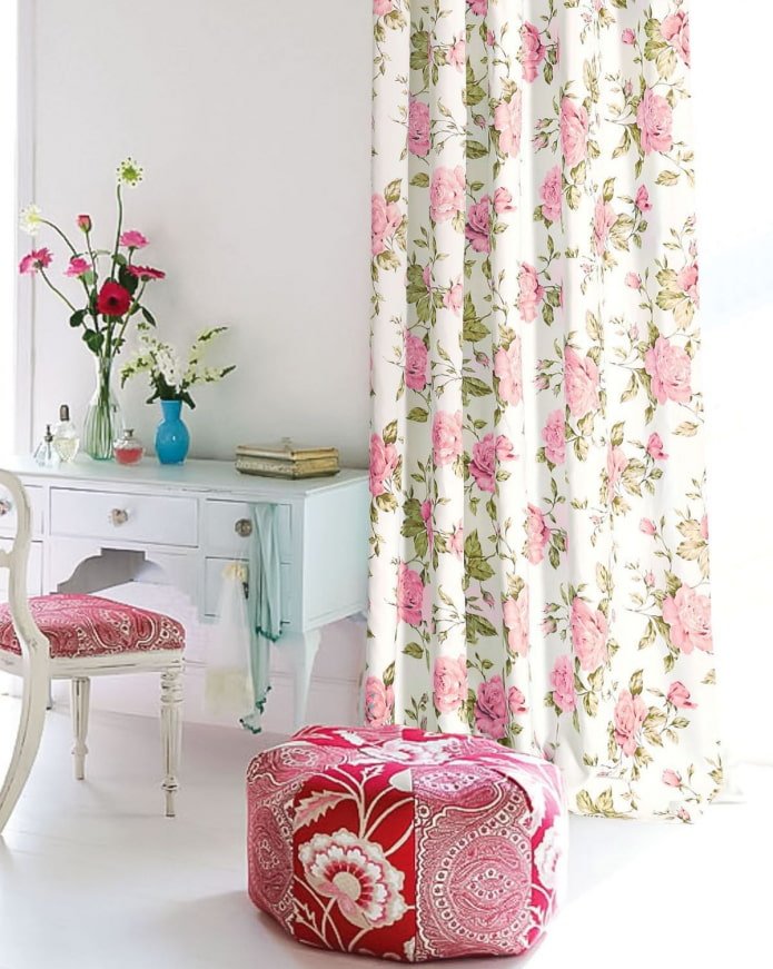 tende con rose all'interno