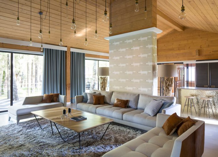 design moderno di una casa in legno con tende spesse