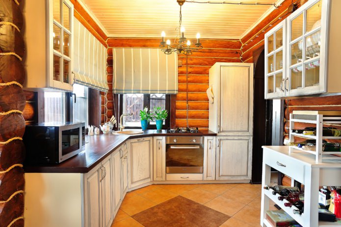 Tende alla romana all'interno di una cucina in legno