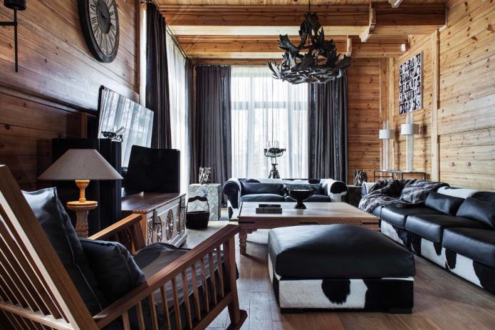tende spesse e tulle leggero in una casa in legno