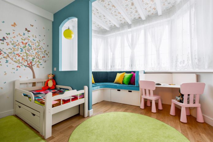 tende bianche corte traslucide nella cameretta dei bambini