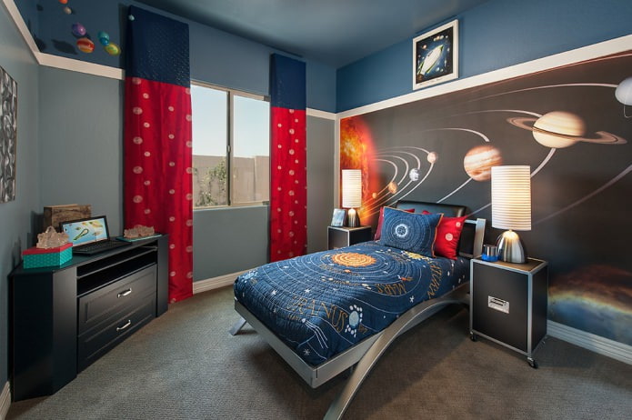 lunghe tende blu e rosse nella cameretta di un bambino