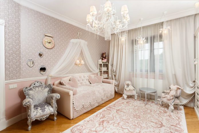 tende beige in stile classico per la cameretta di una bambina