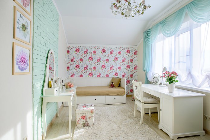 tende color turchese chiaro all'interno della cameretta di una bambina