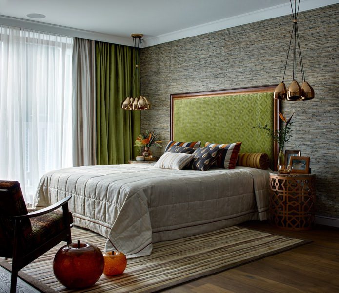 interno grigio-verde con doppie tende e tulle