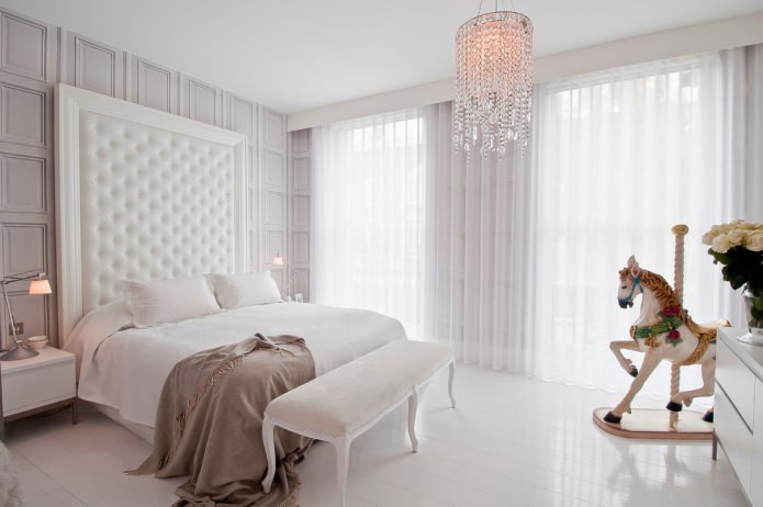 camera da letto con laminato bianco