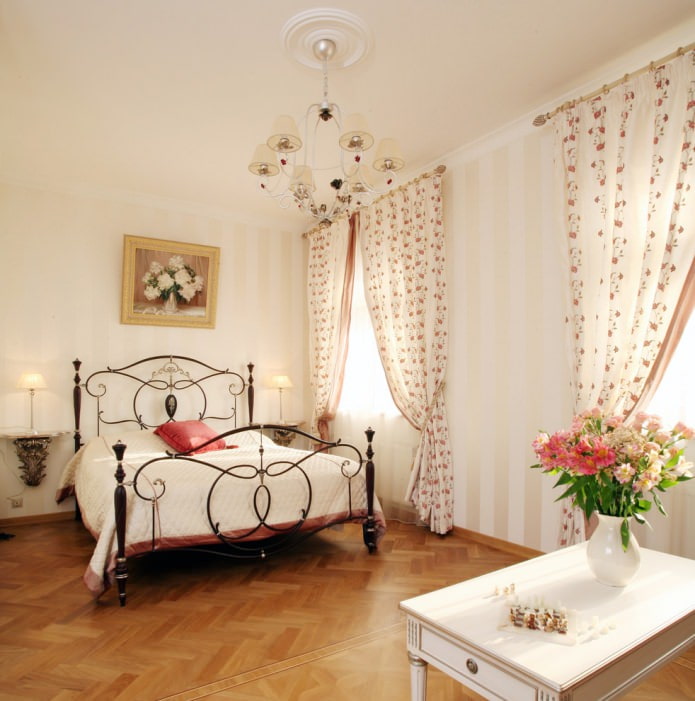 interno con bastone per tende tubolare in legno