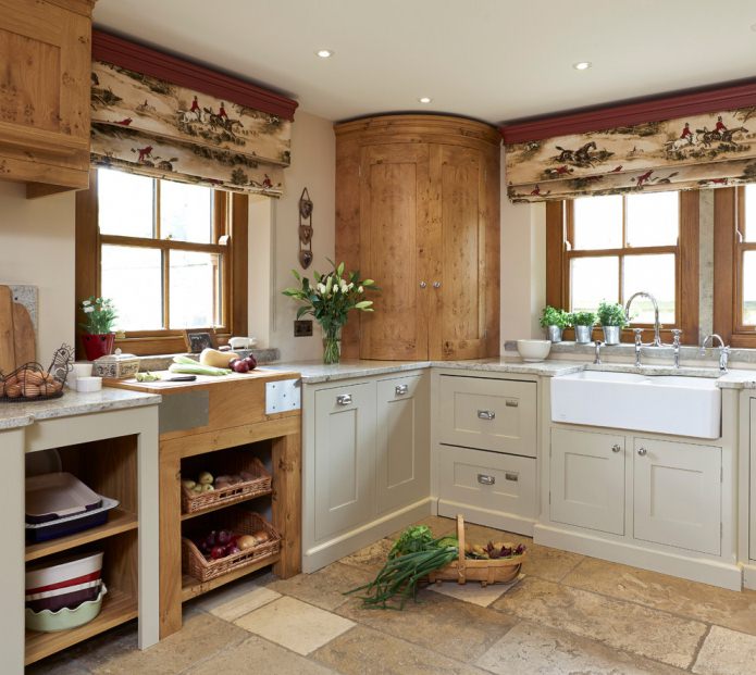 due finestre in una cucina in stile country