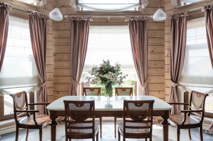 decorazione della sala da pranzo con tende in casa