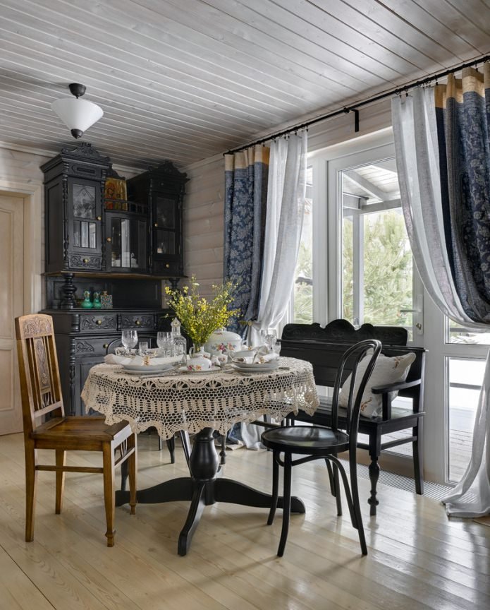 tende lunghe nella sala da pranzo della dacia