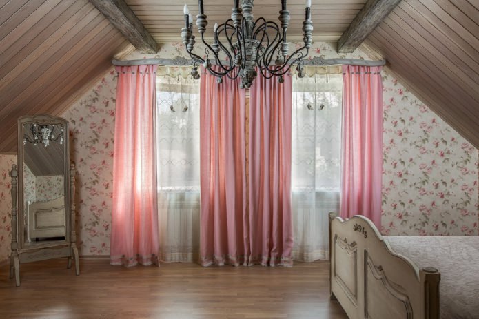 tende rosa in una casa di campagna