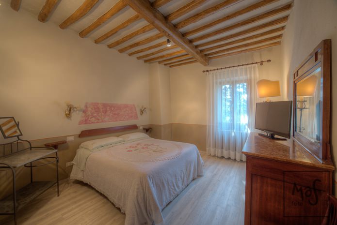 tende bianche traslucide in camera da letto
