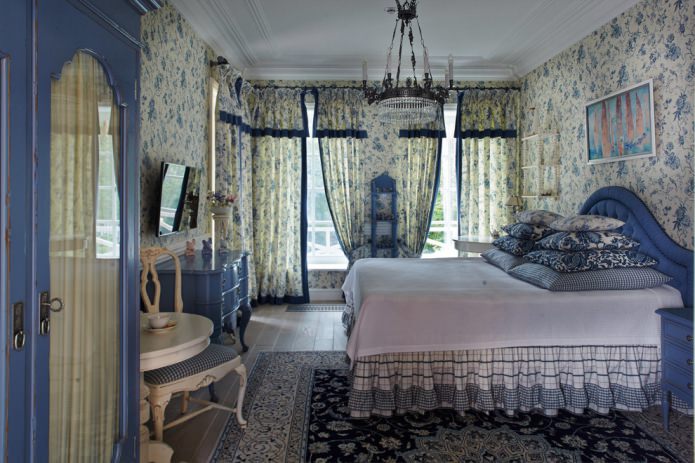 tende con volant in una camera da letto in stile country