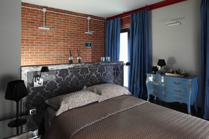 tende blu in una camera da letto in stile loft