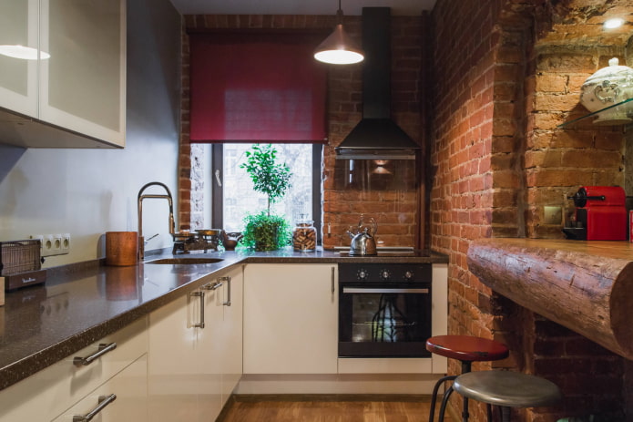 tende rosse in una cucina in stile loft