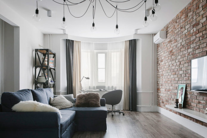tende doppie nel soggiorno in stile loft