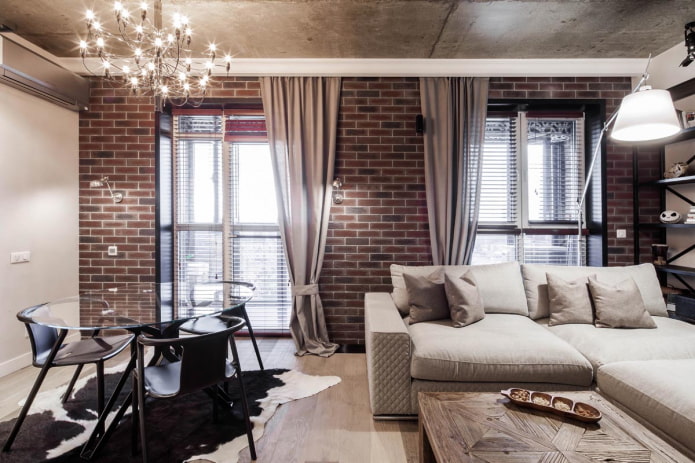 tende lunghe nel soggiorno in stile loft