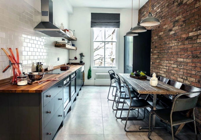 Tende alla romana in una cucina in stile loft
