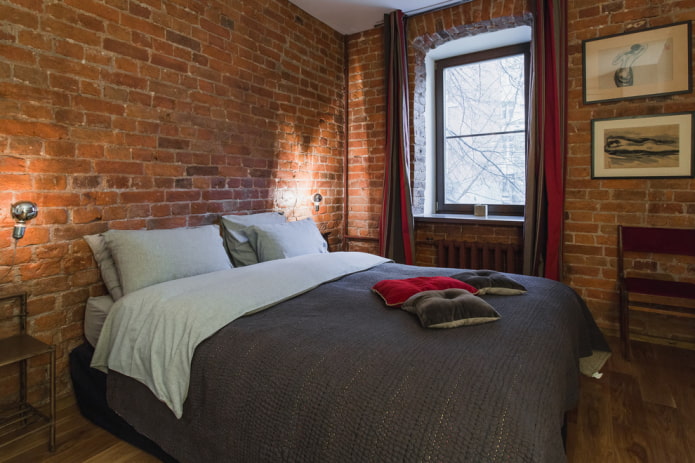 tende nella camera da letto in stile loft
