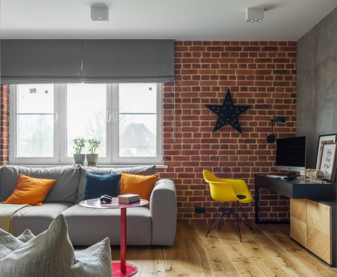 Tende alla romana grigie in un interno in stile loft