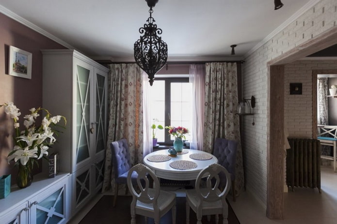 tende nella sala da pranzo in stile provenzale