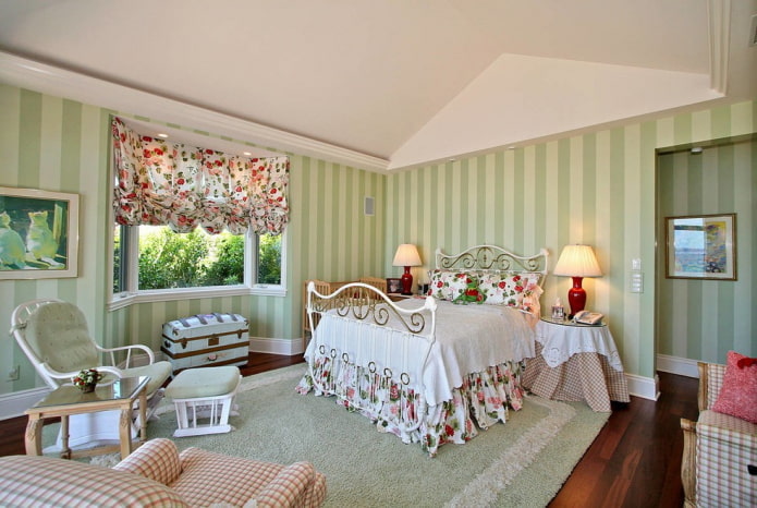 tende floreali in una camera da letto in stile provenzale