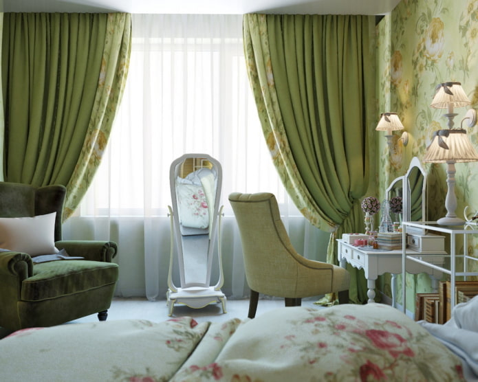 tende verdi nella camera da letto in stile provenzale