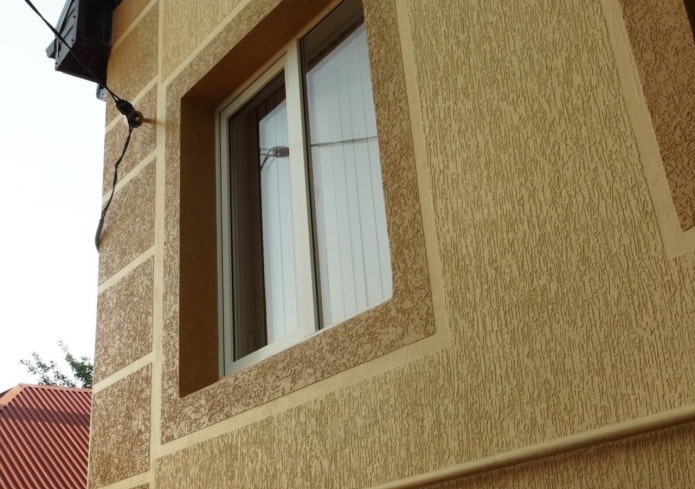 finitura esterna della casa con intonaco decorativo
