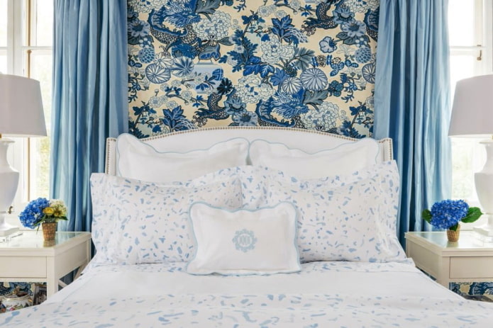 Carta da parati blu e beige in camera da letto