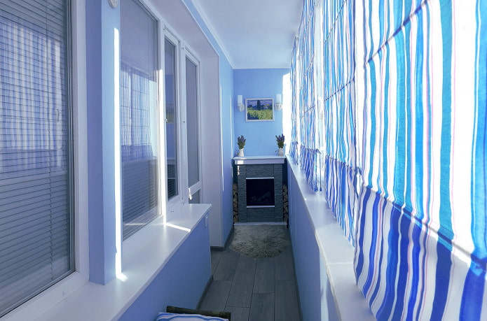 tende blu e bianche sulla loggia