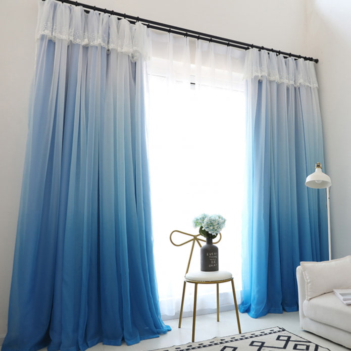 sfumatura bianca e blu sulle tende