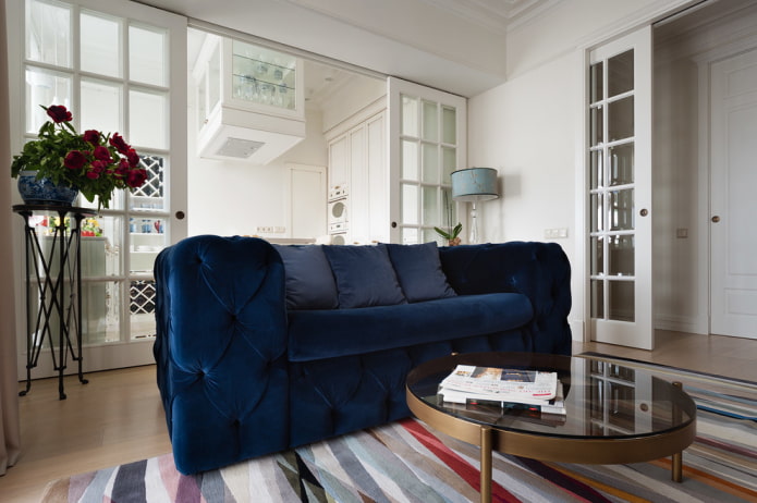 divano blu scuro all'interno
