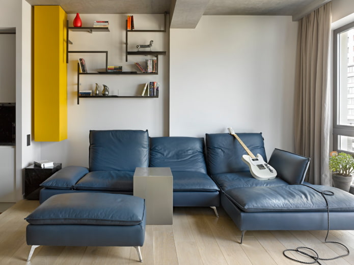 divano con rivestimento in pelle blu all'interno