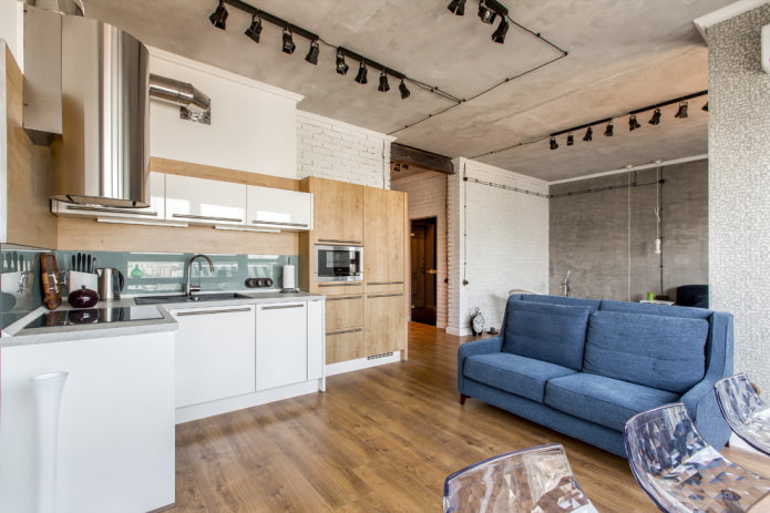 divano blu nell'interno della cucina