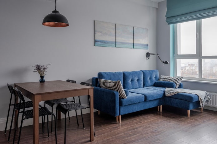 divano angolare blu all'interno