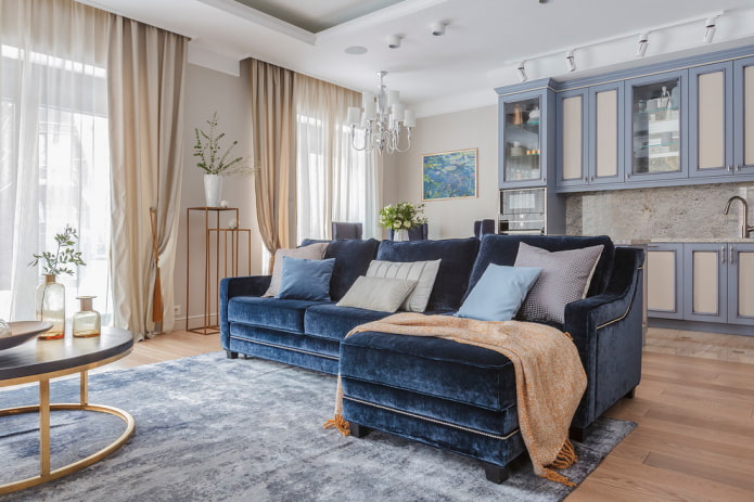 divano angolare blu all'interno