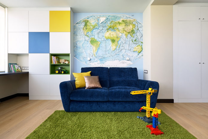 divano blu all'interno della stanza dei bambini