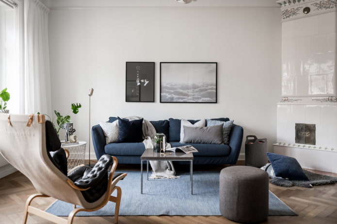 divano blu in stile scandinavo