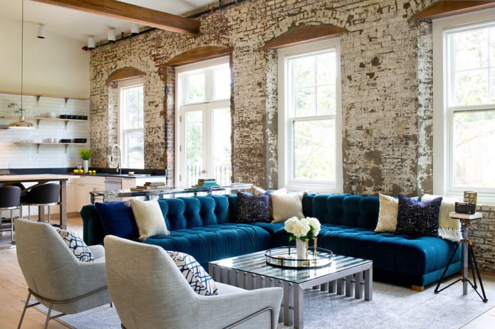divano blu in stile loft