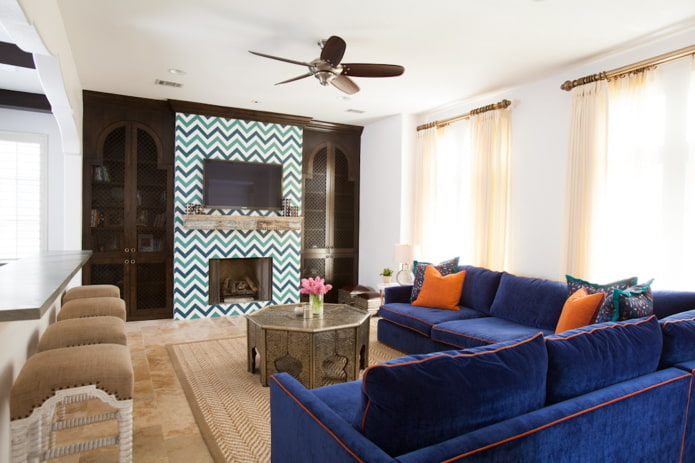divano blu in stile orientale